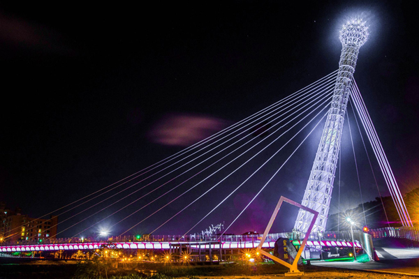 超大闪亮麦克风登场星光桥音乐派对夜间点灯夜景太美