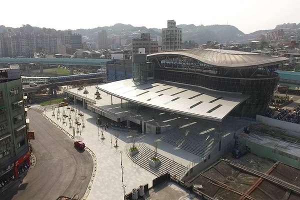 基隆添新地标新站巨大迎宾伞成亮点