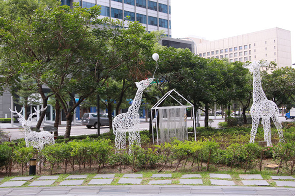 4米长颈鹿出现闹区动物艺术打卡新地标