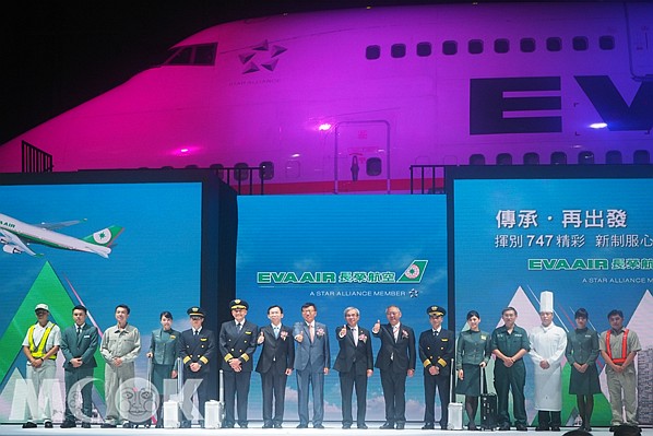 长荣航空第三代新制服亮相波音747-400光荣退役