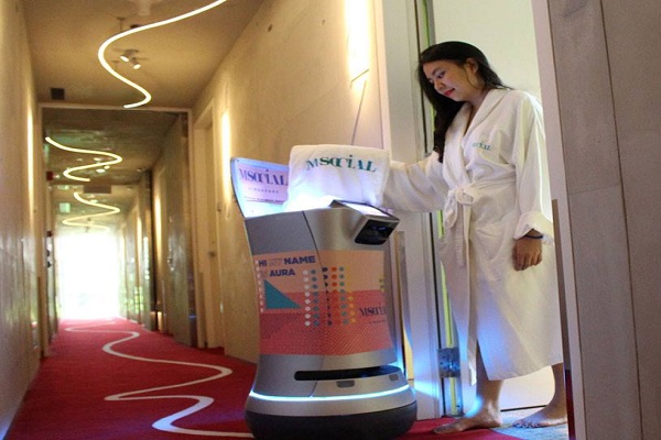 入住到送餐都靠他东南亚首间机器人服务旅馆