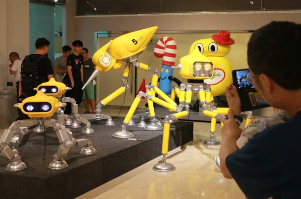 全台最完整AKIBO机器人特展30米巨型图鉴墙好吸睛