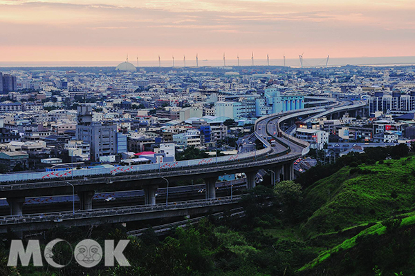 翠绿大草原新秘境远眺都会夜景高美湿地