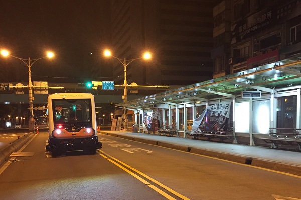 台北无人巴士深夜试营运！看到无人驾驶别害怕