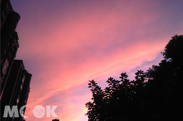 今夏气温破36度午后大气不稳定傍晚天空多美景