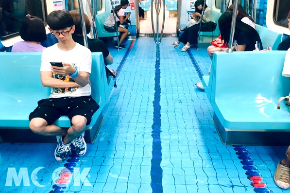 世大运彩绘列车分享度No.1列车班表看准再搭乘