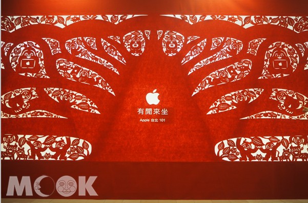 台湾首家官方APPLESTORE游客抢拍大红剪纸艺术包装吸睛