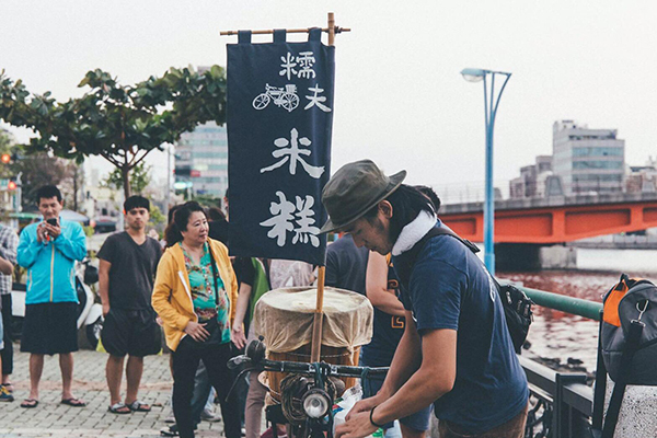移动餐车引发话题人潮台南糯夫米糕抢手必吃