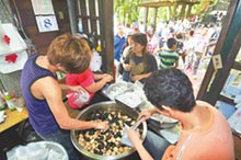 不只是陆客问题！逢甲夜市崩落 摊商曝最大主因