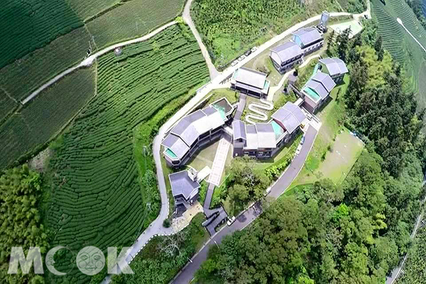 空拍四面环山生态校园深山彩虹糖果屋