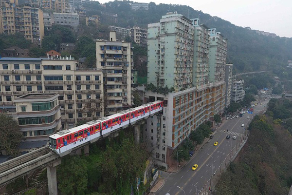 轻轨列车穿越民宅中国最神奇建筑