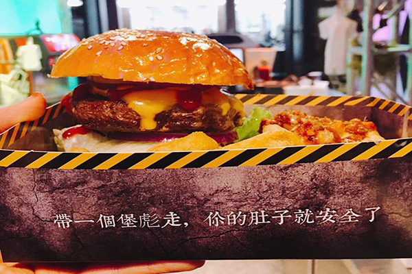 6.5盎司牛肉起司堡戏院外超豪迈美式餐厅