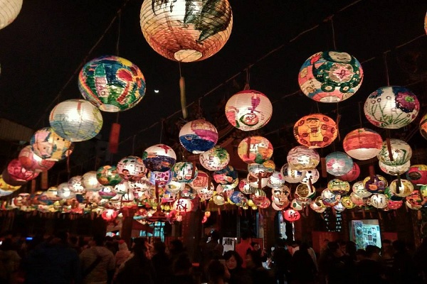 1500颗花灯街天空普济殿白天夜晚都好拍