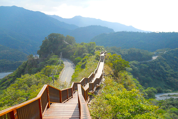 缩小版万里长城龙头山赏尽山谷河流