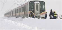 因暴雪受困整夜 媒体狠批JR 乘客却满怀感激