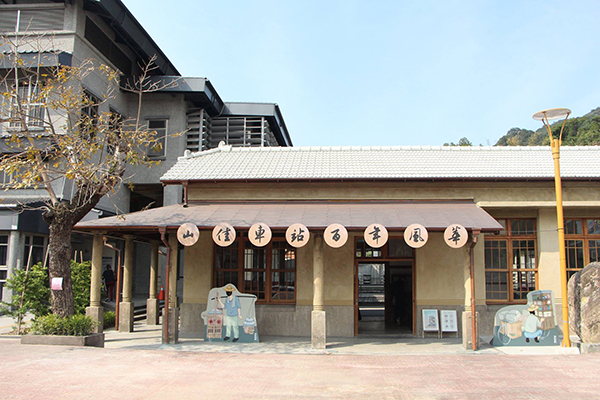 百年车站重新启动80岁蒸汽火车鸣笛复驶