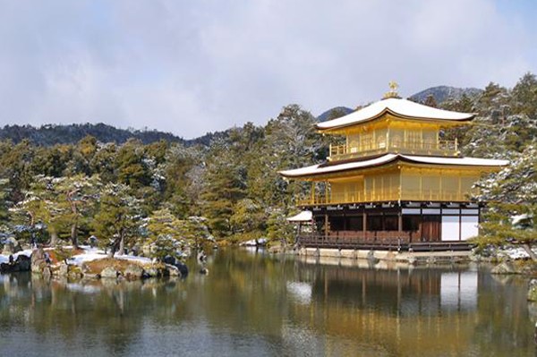 日本关西初雪京都世界遗产金阁寺雪化妆