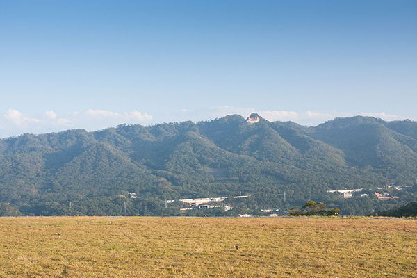 苗栗富士山耸入云霄双峰俯瞰田园风光