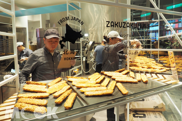 日本人气ZAKUZAKU棒棒泡芙海外首店落脚台北