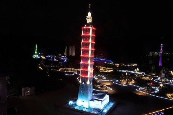 日本乐园绝美夜间圣诞点灯惊见台北101