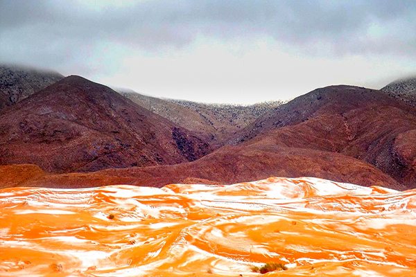 撒哈拉沙漠37年来首次降雪呈现鲜艳岩浆之色