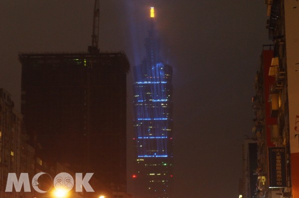 台北101跨年烟火灯光秀试灯投射