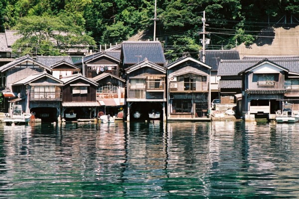 米其林认证伊根舟屋漂流在海上的小镇