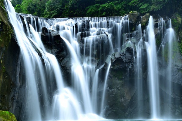 山林消暑趣全台六大景观瀑布