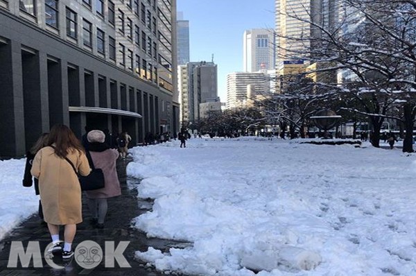 日本关东大雪航班延误草津白根山喷火滑雪场雪崩