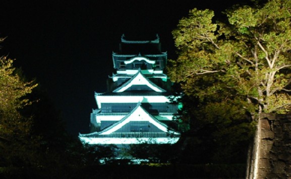经历震灾熊本城重启夜间亮灯