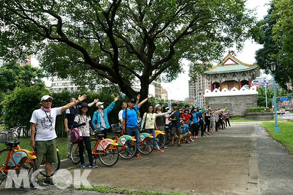 夏天就是要当一日台北客０身骑铁马过城门活动”带民众探索台北城门的今昔痕迹