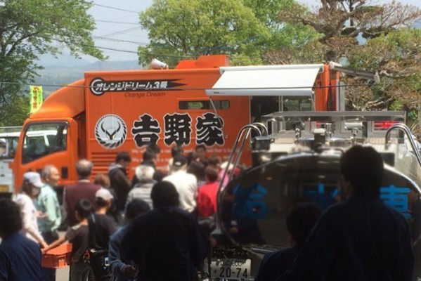 吉野家餐车灾区送暖熊本震灾严重待复原