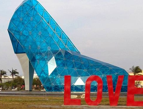 高跟鞋教堂拍照亮点LOVE装置艺术陆续登场
