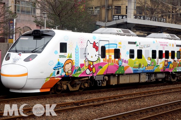 新太鲁阁HelloKitty彩绘列车首航粉丝与铁道迷抢拍