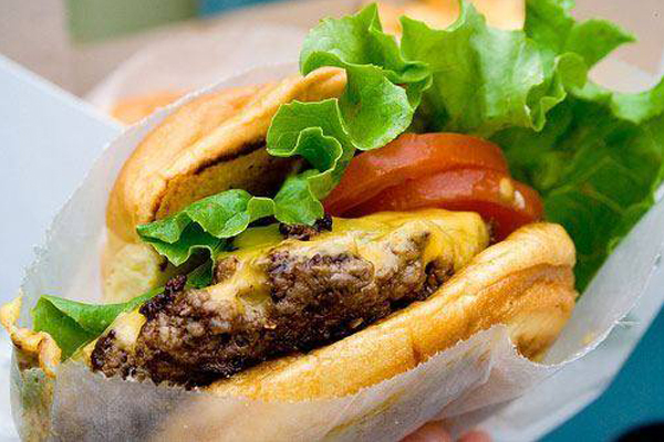 纽约No.1汉堡ShakeShack东京展店大排队