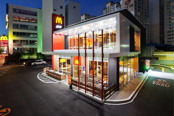 亚洲第一间麦当劳推出啤酒套餐