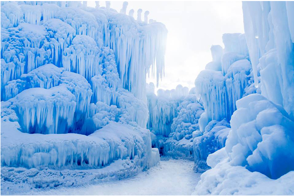 童话般的存在万根冰柱建起冰雪城堡