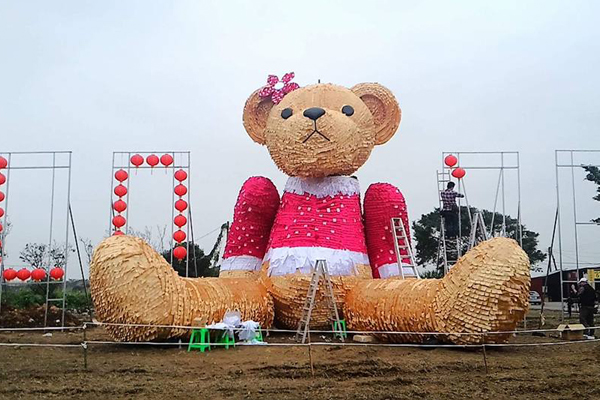 迷失小熊回来了！三层楼高女英熊超萌登场