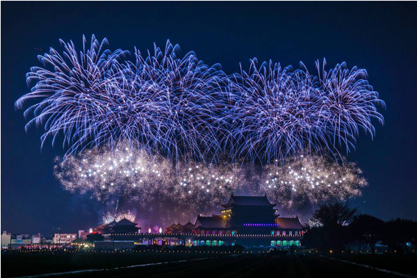 迎故宫南院开馆推跨年灯会烟火秀