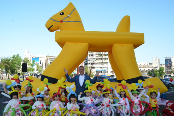 百公顷花海迎新年巨大摇摇马相做陪