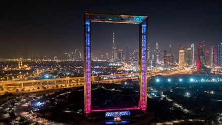有钱就是任性０迪拜之框”空心建筑开放成新地标！
