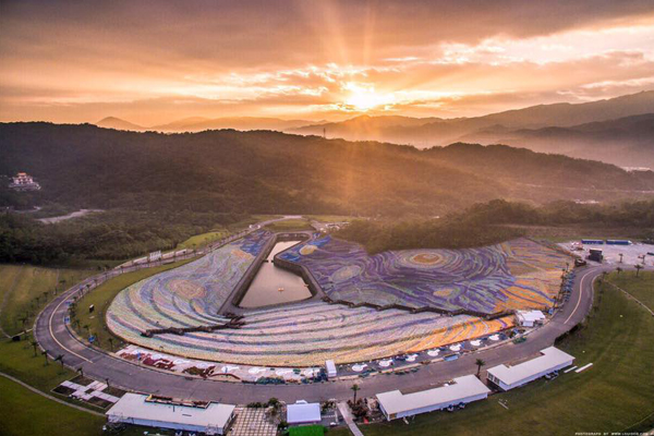 新地标！百万保特瓶打造梦幻星空草原