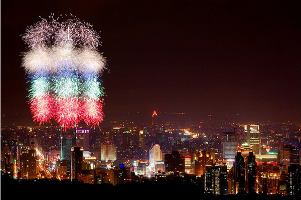 迎接2016台北101义大打造历年最长烟火秀