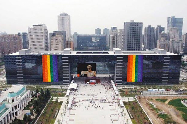 台中推同性伴侣注记！市府挂起彩虹旗