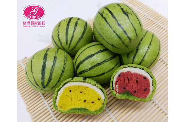 吐司不够看！西瓜造型月饼吸睛推出