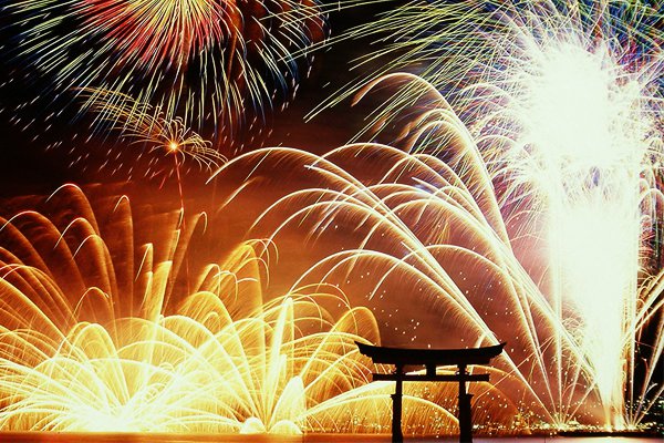 必看夏日圣典！宫岛水中花火大会登场