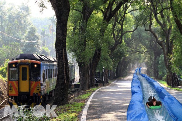 英国来的巨型滑水道集集绿色隧道冲小镇