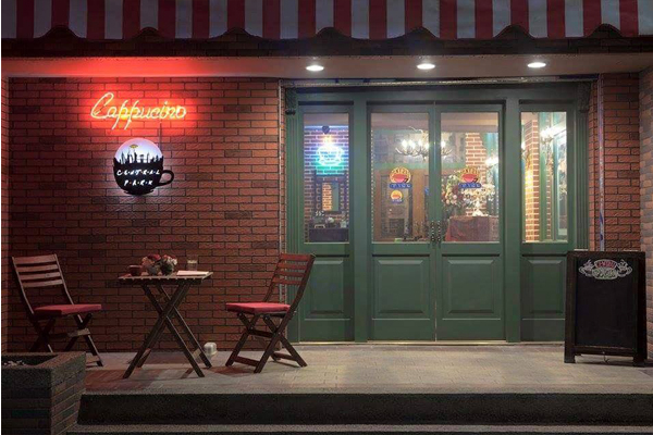 疯美国影集六人行主题咖啡店重现经典场景