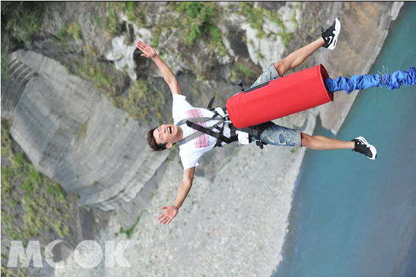 抢当夏日冒险王溯溪高空弹跳刺激游北横