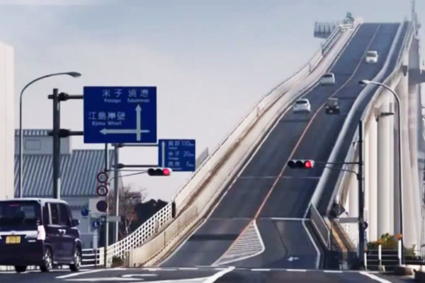 公路或云霄飞车日本天桥考验司机技术